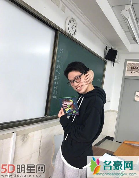 潘玮柏言出必行 时隔两年回学校送每人一张专辑