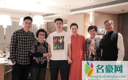林依轮庆长子18岁生日 喊话儿子谈恋爱