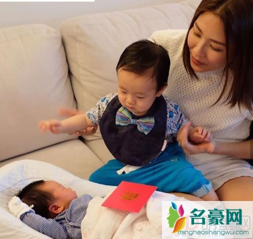 胡杏儿晒儿子照片 澄清此前网传图不是她儿子