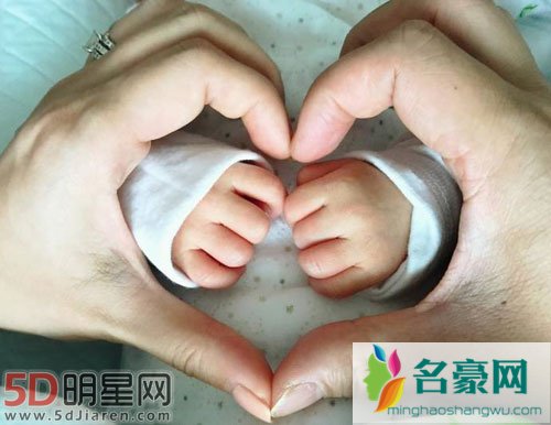 胡杏儿晒儿子照片 澄清此前网传图不是她儿子