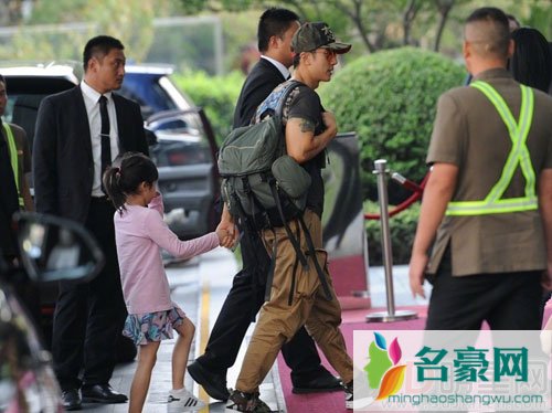 吴尊牵女儿回酒店 妻子林丽莹抱儿子跟随