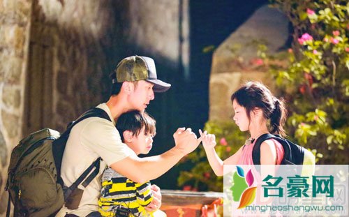 吴尊牵女儿回酒店 妻子林丽莹抱儿子跟随