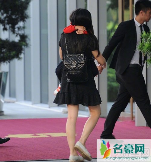 吴尊牵女儿回酒店 妻子林丽莹抱儿子跟随