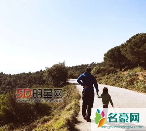 刘烨微博发文晒与女儿霓娜合照 刘烨腰伤女儿霓娜陪爸爸散步