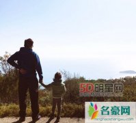刘烨微博发文晒与女儿霓娜合照 刘烨腰伤女儿霓娜