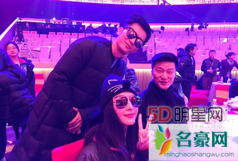 范冰冰微博晒爸爸李晨合影 李晨获冰冰调侃像花轮