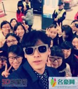 明星们的机场日常 李易峰边走边发话黄子韬粉丝调