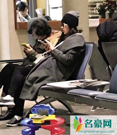 杨子承认二胎消息 晒全家福感谢黄圣依