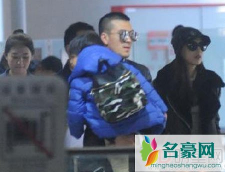 杨子承认二胎消息 晒全家福感谢黄圣依