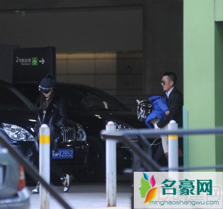 杨子承认二胎消息 晒全家福感谢黄圣依