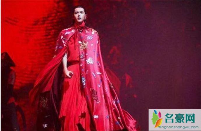 吴亦凡一席红袍上台演唱大碗宽面