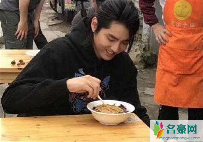 吴亦凡与大碗宽面