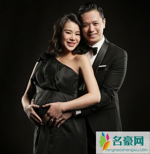 胡杏儿晒黑白孕照 老公李乘德同出镜