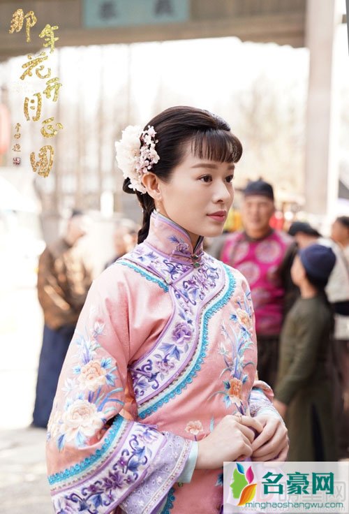 胡杏儿晒比基尼孕照 肚子圆润上围丰满