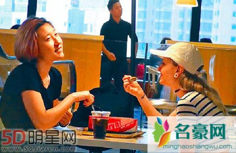 成龙女儿吴卓林与女网红高调相恋 吴绮莉帮女儿留学位支付高额费用