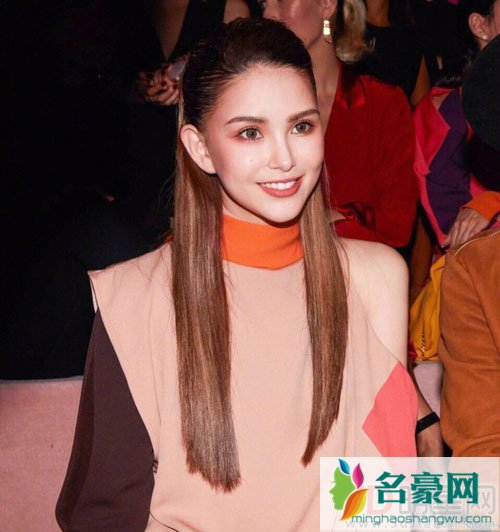 昆凌纽约时装周造型亮眼 老公周杰伦作陪