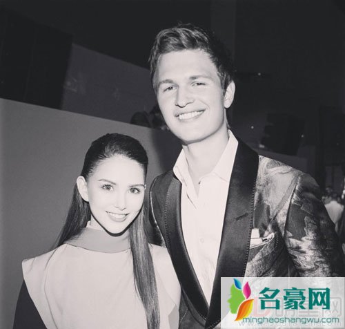 昆凌纽约时装周造型亮眼 老公周杰伦作陪