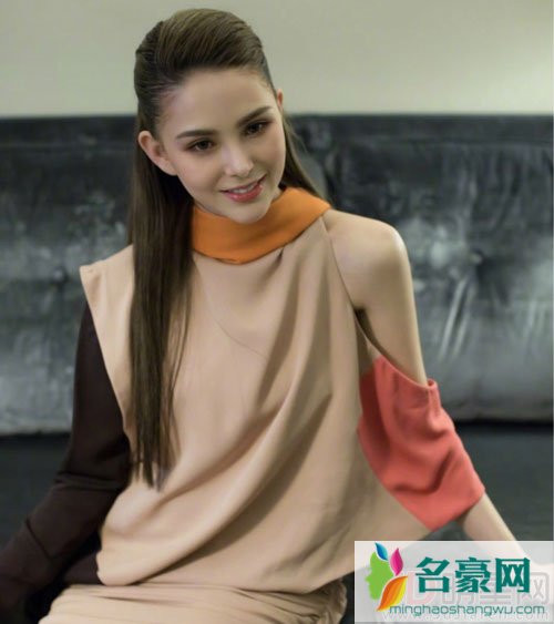 昆凌纽约时装周造型亮眼 老公周杰伦作陪