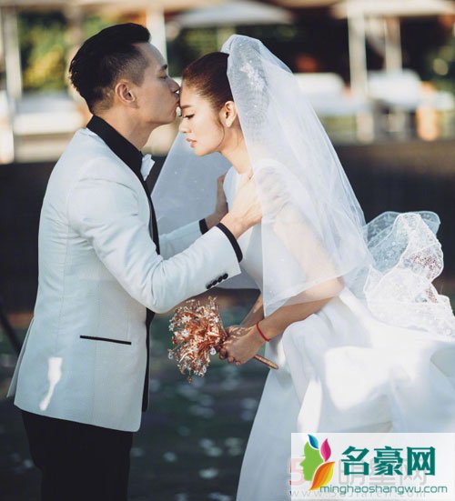 安以轩夫妇现身机场 十指紧扣太甜蜜