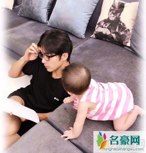 贺军翔女儿正脸可爱 妻子系初恋情人
