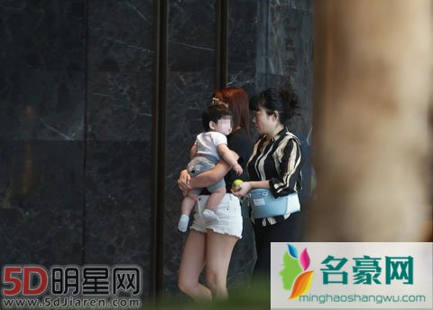 陈妍希抱小星星探班陈晓 陈晓硬汉风宣传《那年花开》