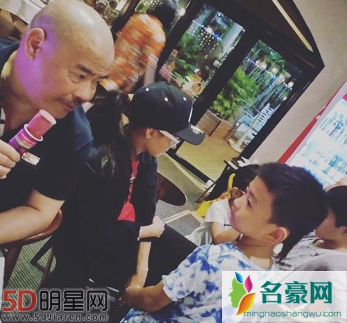 张柏芝为干女儿办满月酒 全家齐上阵庆祝