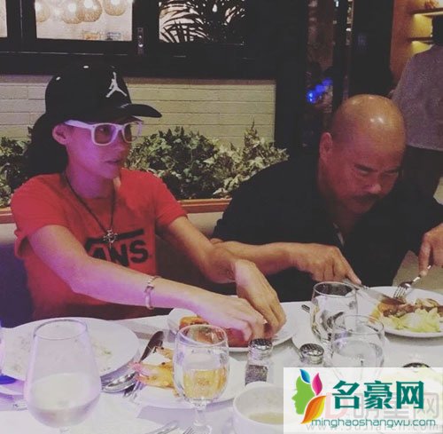 张柏芝为干女儿办满月酒 全家齐上阵庆祝