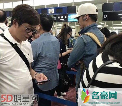 机场偶遇王菲谢霆锋 二人低调分头走