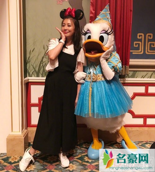 贾静雯一家同游迪士尼 梧桐妹也出镜同框
