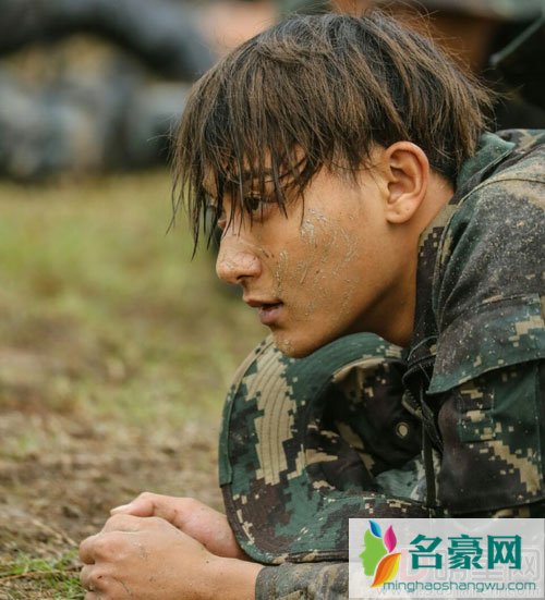 真正男子汉尺度爆表 黄子韬手撕活鸡