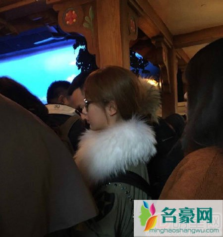 杨紫秦俊杰牵手游游乐园 网友喊话张一山