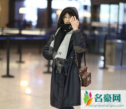 郑爽终于露面啦 机场图显呆萌