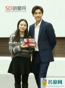 李易峰代言春蕾计划现身活动现场 李易峰获春蕾计