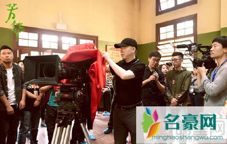 冯小刚携手黄轩合作《芳华》 今日开机定档国庆