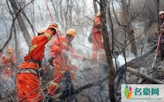 河北青龙县突发山火 消防员救火现场曝光为什么突