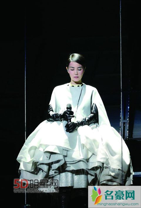 王菲演唱会走音粉丝难掩失望 龚琳娜和老公称其过气