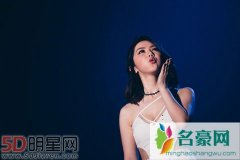 邓紫棋演唱会现场为女粉丝打电话告白 结果相当尴