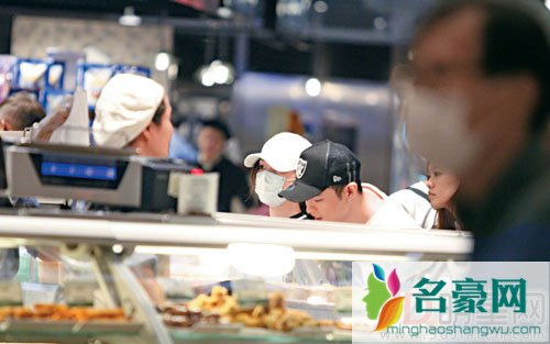 邓紫棋露脐装秀曲线 与绯闻男友逛超市