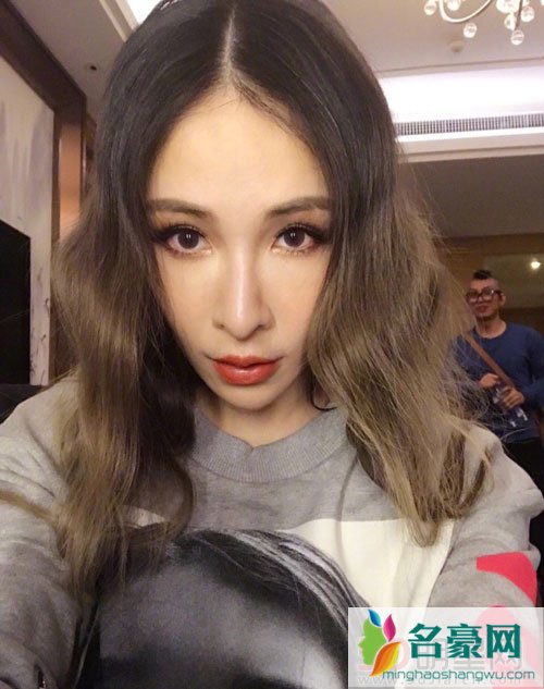 萧亚轩酒后开直播 力证没整过容