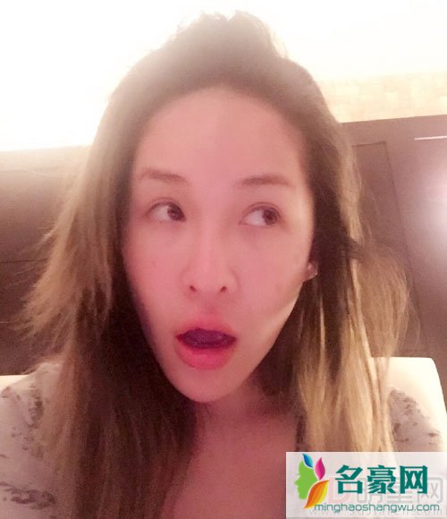 萧亚轩酒后开直播 力证没整过容