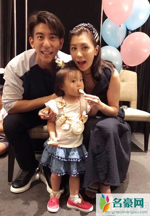 贾静雯家庭聚会热闹非凡 全家合影未见梧桐妹