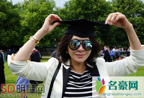 刘嘉玲庆侄子毕业 侄子样貌佳学历高