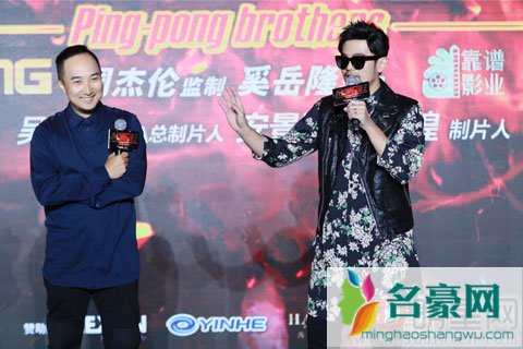 周杰伦带墨镜掩盖伤痕 打篮球小伙子没看过明星