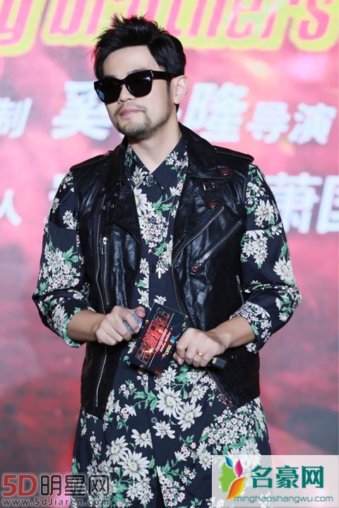 周杰伦带墨镜掩盖伤痕 打篮球小伙子没看过明星