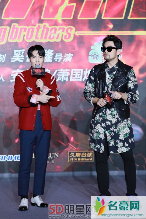 周杰伦带墨镜掩盖伤痕 打篮球小伙子没看过明星
