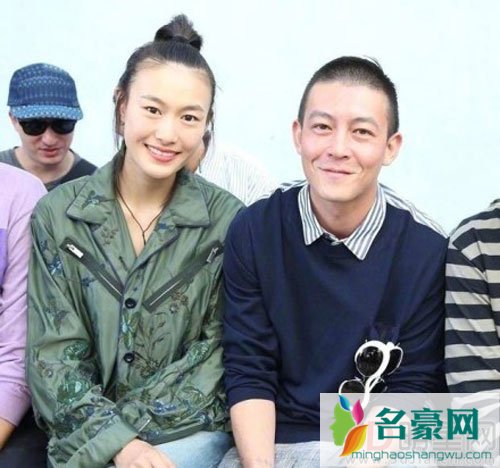 陈冠希携秦舒培巴黎看秀 打扮低调恩爱满分