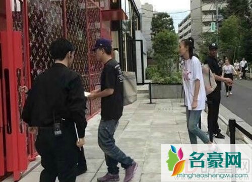 陈冠希携秦舒培巴黎看秀 打扮低调恩爱满分