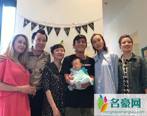 陈冠希携秦舒培巴黎看秀 打扮低调恩爱满分