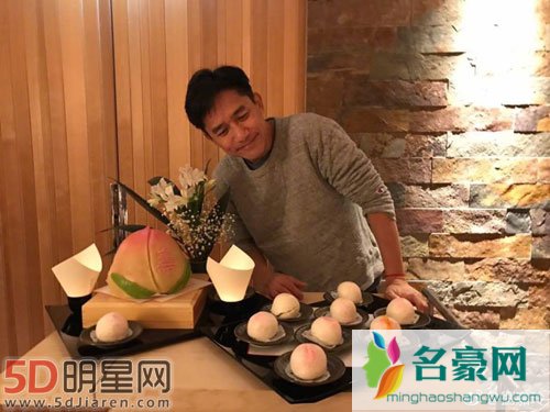 梁朝伟吃寿桃过生日 刘嘉玲连续多年为其庆祝