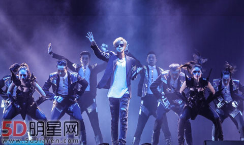 罗志祥演唱会遇升降台卡只露半头 看极限挑战电视坏掉吐槽衰